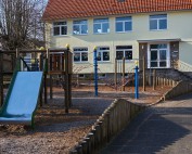 Blick auf Spielgeräte auf dem Pausenhof der Grundschule Bilshausen